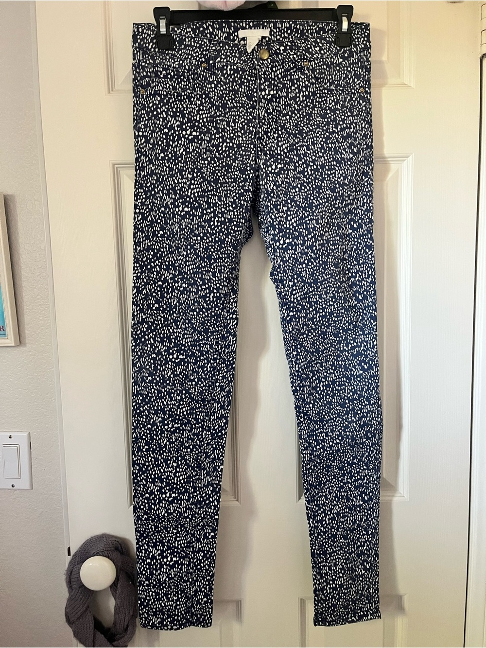 h&m women’s navy and white speckled skinny jeans